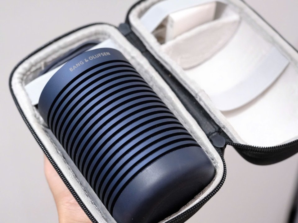 Loa B&O Beosound Explore (Navy) - Góc nhìn thực tế 6